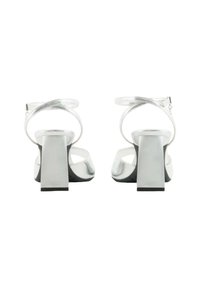 Sandali argentati con tacco a blocco, caratterizzati da un design a fascette incrociate, punta aperta e finitura metallica liscia su una suola minimalista.