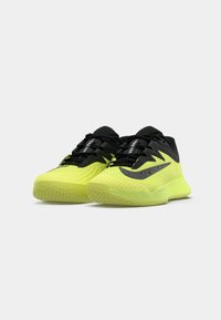 Αθλητικά παπούτσια με σχέδιο σε μαύρο και νέον κίτρινο, υφασμάτινη επιφάνεια και καουτσούκ σόλα. Διαθέτουν μαύρες κορδόνες και έντονο λογότυπο στο πλάι.