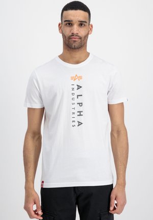 Weißes Baumwoll-T-Shirt mit einem zentralen vertikalen Grafik in Grau, mit dem Text "ALPHA" und "INDUSTRIES" sowie einem orangefarbenen Stern-Logo darüber.