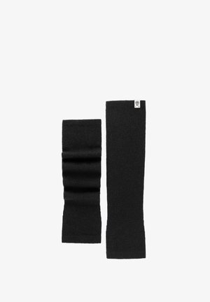 Zwei schwarze gestrickte Handgelenkwärmer, einer flach und einer gerafft, auf einem weißen Hintergrund; einer hat ein kleines weißes Markenschild.