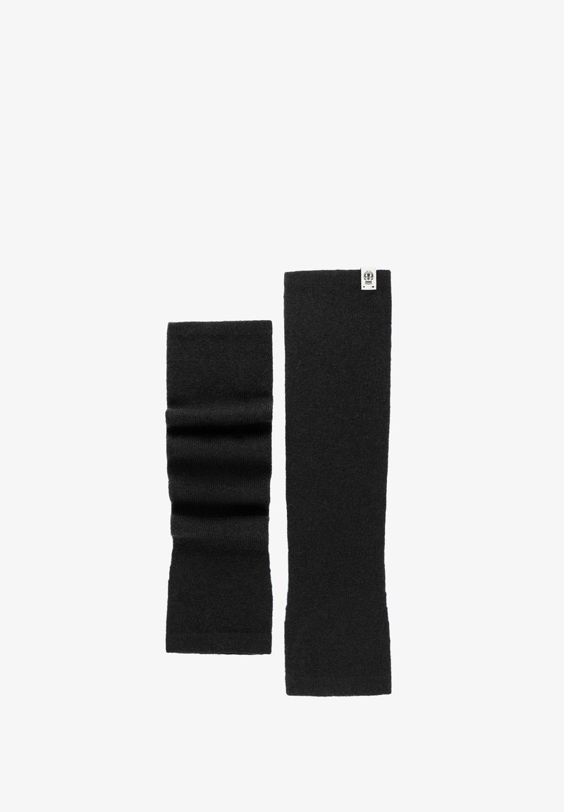 Zwei schwarze gestrickte Handgelenkwärmer, einer flach und einer gerafft, auf einem weißen Hintergrund; einer hat ein kleines weißes Markenschild.