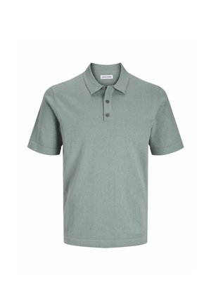 Ljusgrön polo t-shirt i mjukt tyg, med klassisk krage, treknappsknäppning och korta ärmar med en ren kant.