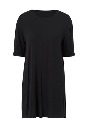 Camiseta negra de manga corta hecha de tela suave. Cuenta con un escote redondo, mangas enrolladas y un corte relajado con aberturas laterales.
