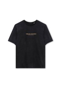 Czarny bawełniany t-shirt z krótkim rękawem i okrągłym dekoltem. Zawiera napis "TIMELESS EXISTENCE" w kolorze złotym. Miękka faktura o lekko wyblakłym wyglądzie.
