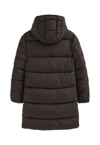 Puffjacka, mörkbrun, knälång, med huva och vertikalt kviltad mönster. Mjuk textur och långa ärmar. Inga synliga knäppningar.