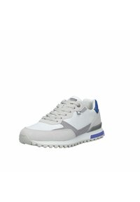 Sneaker grigia e bianca con una tomaia testurizzata, accenti in suede grigio chiaro, un tallone blu e una suola bianca con dettagli blu.