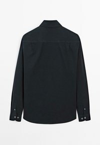 Czarna, długosleeve koszula zapinana na guziki, pokazana od tyłu, z klasycznym kołnierzykiem i zapinanymi mankietami.