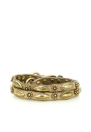 Collare per cane in pelle color cuoio con borchie metalliche dorate a forma di fiori e foglie e fibbia in metallo su sfondo bianco.