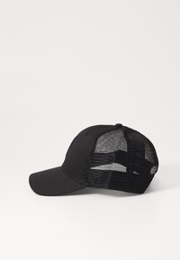 Schwarze Kappe mit solidem Vorderteil und hinterem Netz. Verfügt über einen gebogenen Schirm und einen verstellbaren Riemen auf der Rückseite. Strukturiertem Stoff und Logoprint.