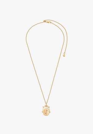 Collier chaîne en or avec un petit pendentif médaillon ovale gravé d'une lettre "I" violette et des accents décoratifs en forme d'étoiles.