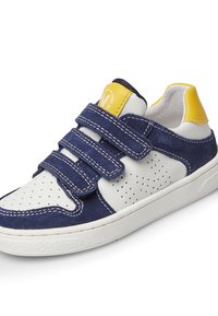 Sneaker in suede blu navy e pelle bianca, con due cinturini in Velcro, dettagli perforati, accenti gialli e una suola in gomma bianca testurizzata.