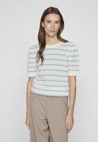 Suéter de punto con mangas cortas acampanadas, que presenta franjas horizontales en azul claro y blanco. Cuello redondo y textura de tejido.