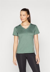 Groene v-hals t-shirt gemaakt van lichtgewicht, ademend materiaal met korte mouwen, met een subtiele gemêleerde textuur.