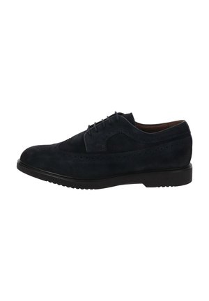 Scarpe in suede blu navy con punta arrotondata e design a coda di rondine. Presentano perforazioni decorative e una suola in gomma nera testurizzata.