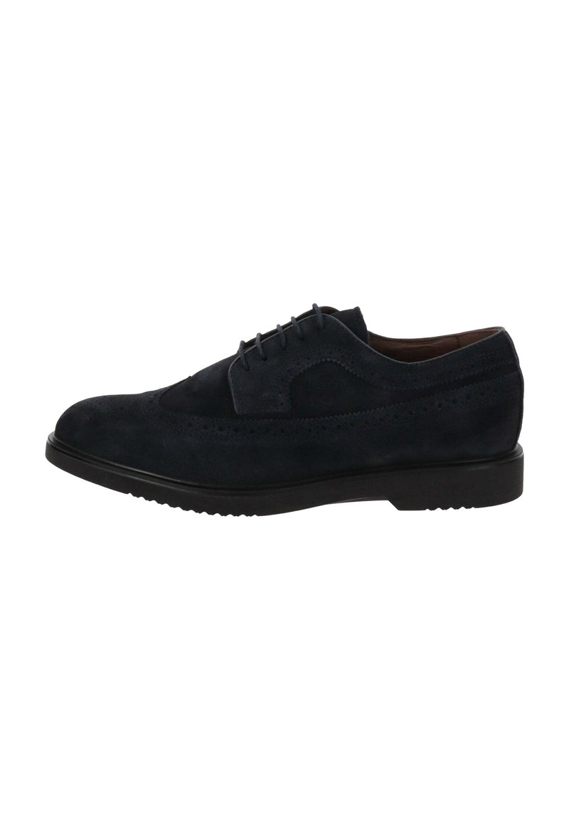 Chaussure en daim bleu marine avec un bout arrondi et un design à bouts d'oiseau. Présente des perforations décoratives et une semelle en caoutchouc noir texturé.