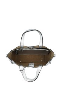 Silberne Handtasche mit strukturiertem Design, zwei kurzen Griffen, braunem Innenraum, einem Reißverschlussfach und metallischen Hardware-Details. Offenes Design für einfache Zugänglichkeit.