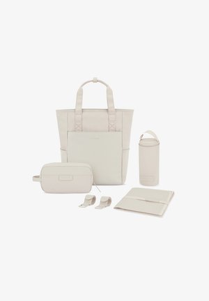 Vaalean beige-tote laukku, jossa on teksturoitu pinta, kaksoiskahvat, mukana tulo suorakulmainen pussi, sylinterimäinen pidike ja kaksi hihnaa.