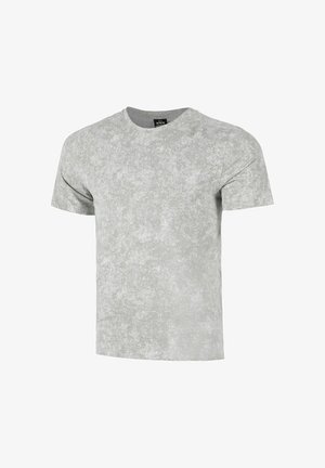 Camiseta gris de manga corta con un patrón marmoleado texturizado. Cuenta con un cuello redondo y pequeñas perforaciones en un hombro. Tela suave.