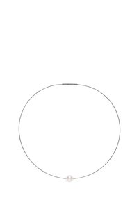 Minimalistischer Choker aus dünnem Metalldraht, mit einer einzelnen runden weißen Perle in der Mitte. Glatte Textur, dezentes Design.
