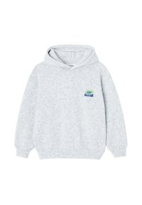 Felpa con cappuccio grigia realizzata in materiale morbido e testurizzato. Presenta una tasca frontale e una patch colorata con il logo sul lato sinistro del petto.