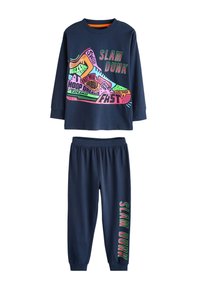 Tamsiai mėlynas ilgomis rankovėmis marškinėlis su spalvingais krepšinio tematika papuošimais, derinamas su atitinkančiomis tamsiai mėlynomis sportinėmis kelnėmis, kurių šone yra užrašas „SLAM DUNK“.