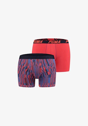 Zwei Paare Herren-Boxershorts: ein einfarbiges rotes und ein gemustertes mit blauen, roten und schwarzen vertikalen Streifen. Beide haben einen schwarzen Puma-Bund.