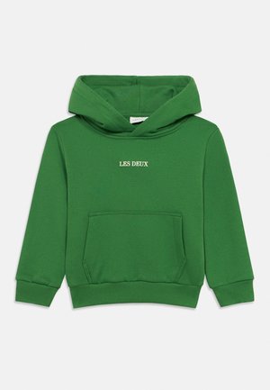 Felpa con cappuccio verde in cotone con tasca frontale, polsini e orlo a coste. Logo "LES DEUX" ricamato in bianco sul petto. Design semplice e sobrio.