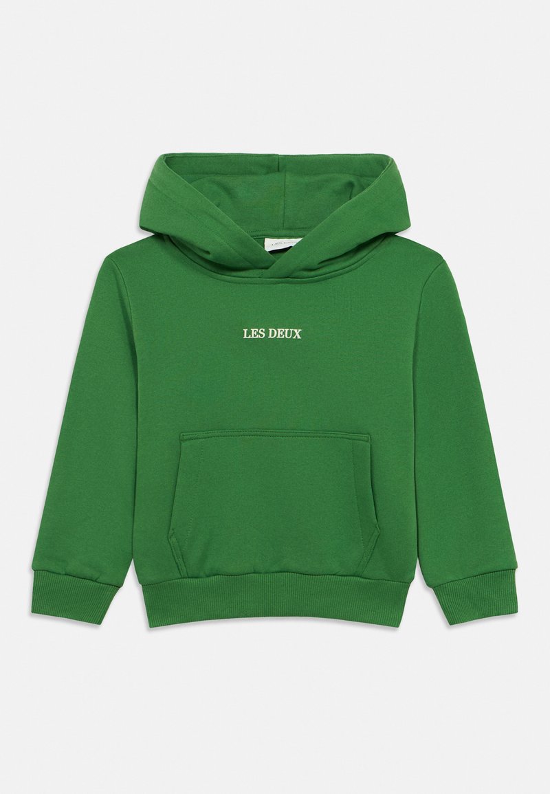 Πράσινο βαμβακερό hoodie με μπροστινή τσέπη, ριμπ μανσέτες και τελείωμα. Λευκό κεντημένο λογότυπο "LES DEUX" στο στήθος. Απλός, λιτός σχεδιασμός.