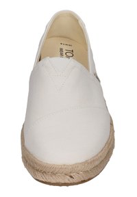 Bílé plátěné slip-on boty s prošívanými detaily a texturovanou juty lanovou podrážkou. Interiér je z béžové tkaniny. Minimalistický design.