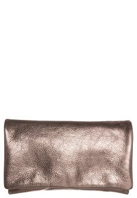 Metallic bronzen leren clutch met een gladde textuur en rechthoekige vorm. Voorzien van een vouw-over ontwerp zonder zichtbare hardwaredetails.