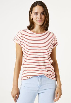 T-shirt rayé en crème et rouge, manches courtes avec revers, col rond, coupe décontractée, porté avec un jean bleu clair.