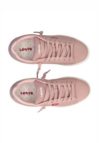 Sneaker in tela rosa chiaro con punta rotonda, lacci testurizzati, suola in gomma bianca e logo rosso Levi's sulla linguetta e sul lato.