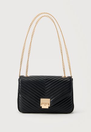 Schwarze gesteppte Leder-Umhängetasche mit Chevron-Muster, goldfarbener Kettenriemen und quadratischem goldfarbenem Verschluss auf der vorderen Klappe.