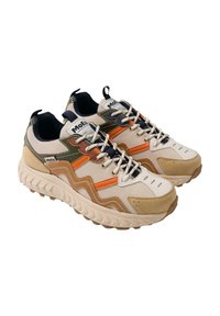 Sneakers met een beige mesh bovenwerk, bruine en oranje accenten, dikke rubberen zool met textuur voor grip en een versterkte neus. Vetersluiting.