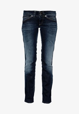 Vaqueros de mezclilla azul oscuro con corte ajustado, cinco bolsillos y un ligero desgaste en los muslos, con detalles en botones plateados y costuras.