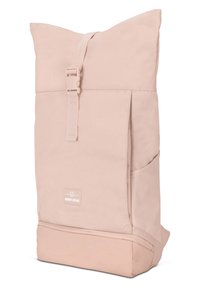 Ljusrosa rulltopp ryggsäck gjord av slitstarkt tyg. Har en spänne stängning, sidoficka och en slät textur.