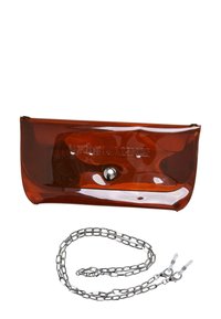 Transparente, bernsteinfarbene Kunststoff-Clutch mit Druckverschluss und einer metallischen Kettenriemen. Verfügt über eine glatte Oberfläche und ein geprägtes Logo auf der Vorderseite.