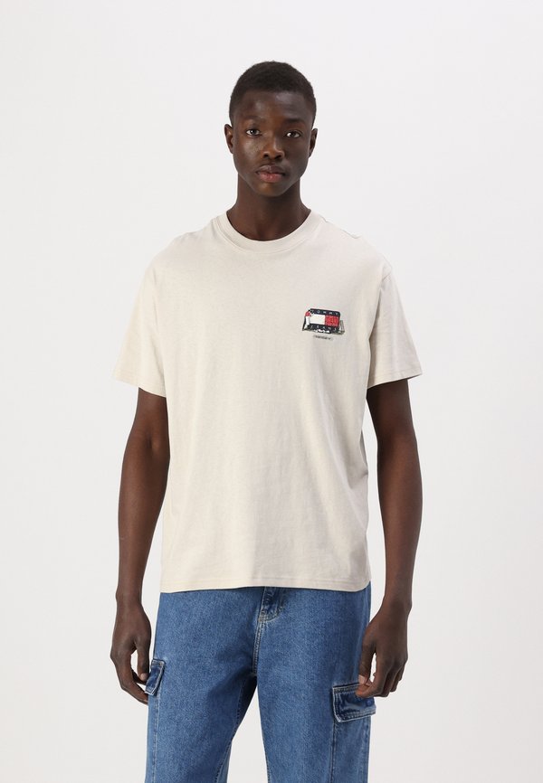 NOVELTY TEE - Print T-shirt - newsprint