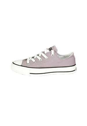 Sneaker basse in tela viola chiaro con lacci bianchi, puntale in gomma e suola bianca con strisce nere su sfondo uniforme.