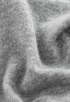 Šedá pletená látka s měkkým, texturovaným povrchem a jemnými odstínovými variacemi, s mírně chlupatým vzhledem.
