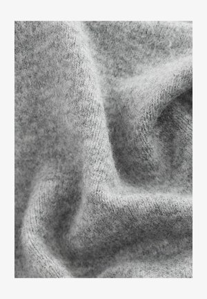 Šedá pletená látka s měkkým, texturovaným povrchem a jemnými odstínovými variacemi, s mírně chlupatým vzhledem.