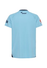 Ljusblå sporttröja sedd bakifrån med sponsorlogotyper på nacken och ärmarna, inklusive "DISA" och delvis synliga logotyper.