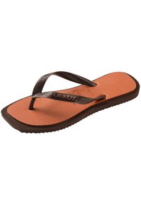 Tongs en caoutchouc marron avec une semelle intérieure orange texturée. Les fines lanières marron présentent un motif en chevrons et un logo sur le côté.