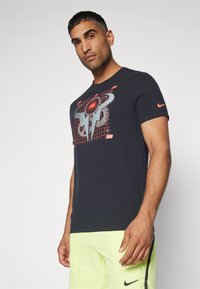 Nike Performance TEE - Camiseta estampada - black