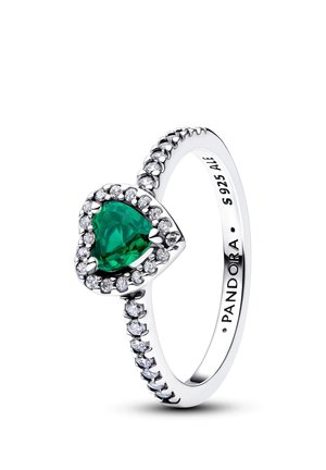 Bague en argent avec une pierre précieuse verte en forme de cœur au centre, entourée de petites pierres claires, gravée de "PANDORA S 925 ALE" à l'intérieur.