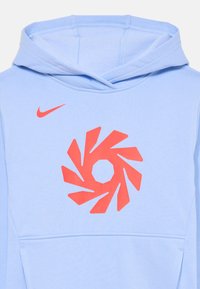 Světlě modrá mikina s kapucí, přední kapsou a velkým oranžovým logem ve tvaru spirály na hrudi, s malým červeným logem Nike.