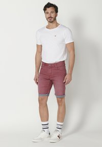 Koroshi BERMUDA STRETCH REGULAR COLORS BERMUDA STRET - Kratke hlače od trapera - granate