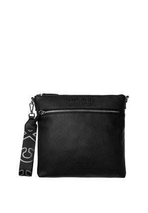 Schwarze Crossbody-Tasche aus strukturiertem Leder mit vorderer Reißverschlusstasche und abnehmbarem schwarzen Riemen mit großem grauem Textdesign.