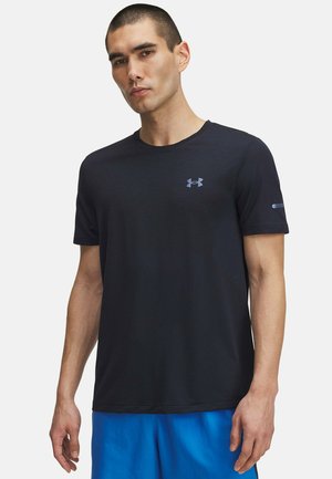Czarny, krótki rękaw, sportowy t-shirt z okrągłym dekoltem, teksturowana tkanina oraz małe logo na piersi. Niebieskie szorty widoczne poniżej.