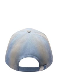 Cappellino da baseball in denim azzurro chiaro con visiera curva, cinturino posteriore regolabile e texture a tinta unita, con dettagli di cucitura visibili.